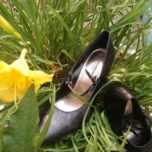 Isaac Mizrahi Black Pointed Pumps